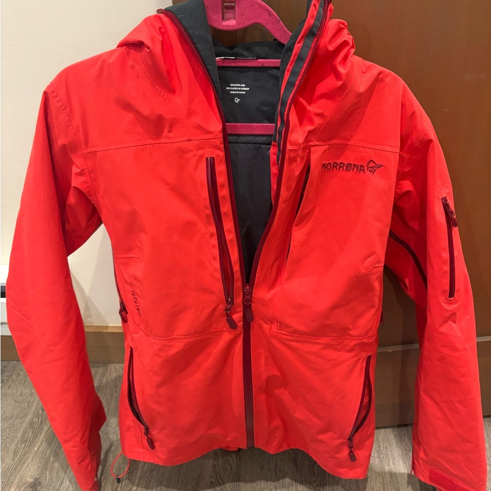 Women M Lofoten Norrona insulated ski Jacket. Gortex, warm draw string bottom.